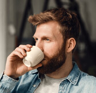 Mand drikker en kop kaffe